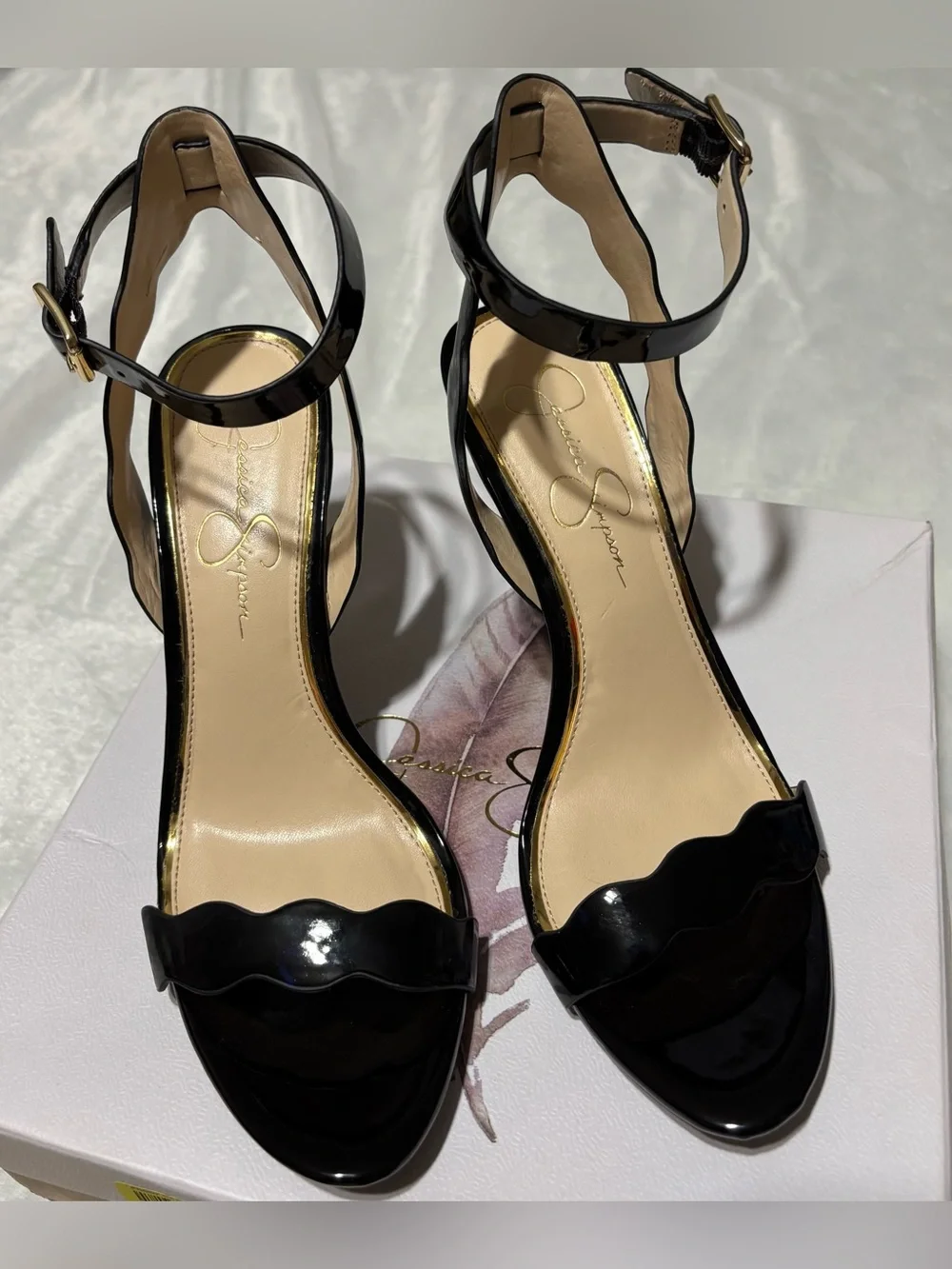 JESSICA SIMPSON black patent sandal 3-1/2”heel ankle strap with scalloped trim - Picture 6 of 12